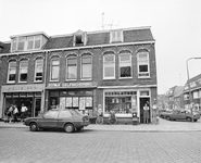 881036 Gezicht op de voorgevels van de panden Van Humboldtstraat 30 (links) -34 te Utrecht, met in het midden de ...